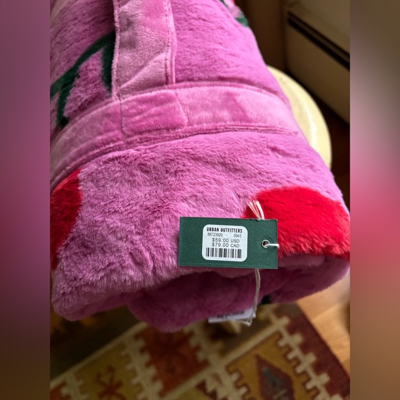 Harper Faux Fur Printed  Throw Blanket 🍒 - Picture 8 of 10